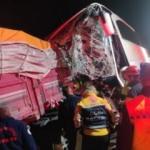 Merzifon'da otob&uuml;s ve kamyon &ccedil;arpıştı! Can pazarı