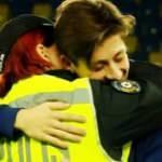 Polis memuru Arda G&uuml;ler'e sarıldı! Ger&ccedil;ek daha sonra ortaya &ccedil;ıktı