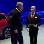 Cumhurbaşkanı Erdoğan ve Sunucu Cem &Ouml;ğretir arasında g&uuml;l&uuml;mseten diyalog