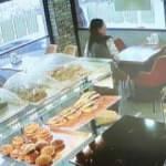 Genç kızı taciz eden şahsa meydan dayağı: Paranın üstüne yazıp masaya bıraktı...