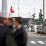 Fransa'da akaryakıt tedarikini sekteye uğratan grevler 2 rafineride sürüyor