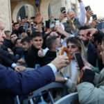  Cumhurbaşkanı Erdoğan, Taksim'de vatandaşlara simit dağıttı 