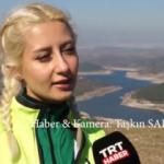 Yama&ccedil; paraş&uuml;t&uuml; hakkında konuşan sporcu "Kazasız belasız..." dediği anda paraş&uuml;t &ccedil;arptı