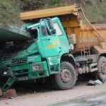 Kocaeli&rsquo;de  70 metre istinat duvarına s&uuml;rt&uuml;n&uuml;p beton merdivene saplanan şof&ouml;r &ouml;ld&uuml;