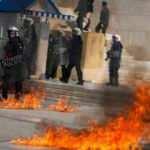 Mi&ccedil;otakis h&uuml;k&uuml;meti zor durumda! Meclis &ouml;n&uuml;nde protestolar arttı