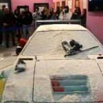 İklim aktivistleri Milano'da sergilenen arabaya un döktü