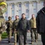 Zelenskiy, Rusya'nın &ccedil;ekildiği Herson'u ziyaret etti