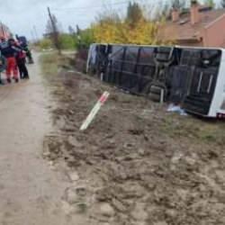 Diyarbakır'da yolcu otob&uuml;s&uuml; devrildi: &Ccedil;ok sayıda yaralı var