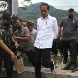 Endonezya'daki depremde kaybolan 39 kişiyi arama çalışmaları sürüyor