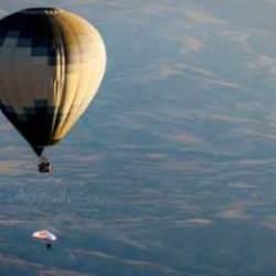 Kapadokya semalarında sıra dışı atlayış: Bu g&ouml;r&uuml;nt&uuml;y&uuml; başka hi&ccedil;bir yerde g&ouml;remezsiniz