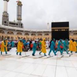 M&uuml;sl&uuml;manlar, şiddetli yağışa aldırmadan Kabe'yi dualarla tavaf etti