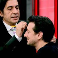 Okan Bayülgen yine yaptı yapacağını! Konuklarının alnına yazdığı kelime pes dedirtti