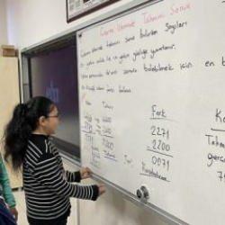 Ayşenur &ouml;ğretmenin son derste yazdığı notlar sınıfındaki tahtada!