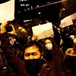 &Ccedil;in'deki protestocular neden boş kağıt tutuyor?