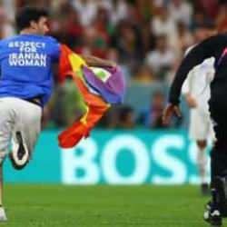 Portekiz ile Uruguay maçında LGBT bayraklı taraftar sahaya girdi