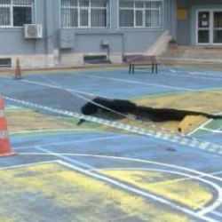 Bakırk&ouml;y'de okulun bah&ccedil;esinde &ccedil;&ouml;kme