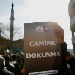 CHP'li belediye camiyi 'alkol ruhsatı' i&ccedil;in mi yıkacak? Halktan b&uuml;y&uuml;k tepki!