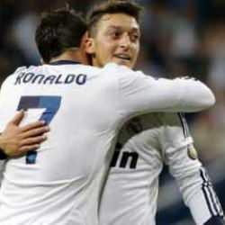 Mesut Özil: Ronaldo'ya biraz daha saygı duyun