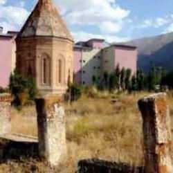 Tarihi yapının sil&uuml;etini bozan o yurt yıkıldı