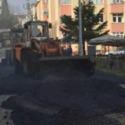 &Ccedil;aycuma'da parke &uuml;zerine sıcak asfalt d&ouml;k&uuml;lmesi tepki &ccedil;ekti