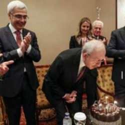 Kemal Kılı&ccedil;daroğlu 74 yaşına girdi! Davutoğlu ve İmamoğlu'ndan doğum g&uuml;n&uuml; s&uuml;rprizi