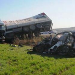 4 kişinin &ouml;ld&uuml;ğ&uuml; kazanın g&ouml;r&uuml;nt&uuml;leri ortaya &ccedil;ıktı