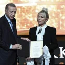 Ajda Pekkan'a Erdoğan'dan &ouml;d&uuml;l! "Milli değerlerim daima &ouml;ncelikli"