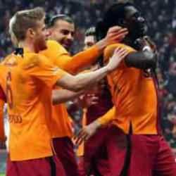 Galatasaray liderliği taraftarla kutladı