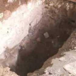 Mahalle sakinleri ayaklandı! Define avcıları t&uuml;rbeyi talan etti: Ger&ccedil;ekten &ccedil;arpılacaklar