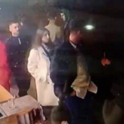 Taciz ettikleri kızı koruyan adamı defalarca bı&ccedil;akladılar! Dehşet anları kamerada