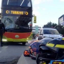 Avcılar'da iki katlı otobüs motosiklete çarptı! Yaralılar var!