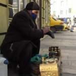 Elazığ'da 59 yaşındaki Hasan Kahraman 45 yıldır ayakkabı boyuyor