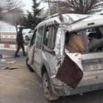 Van&rsquo;da k&ouml;peklere &ccedil;arpmamaya &ccedil;alışırken kaza yaptı: 6 yaralı 