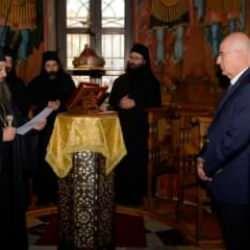 Yunanistan Dışişleri Bakanı Dendias manastırda düşerek başından yaralandı