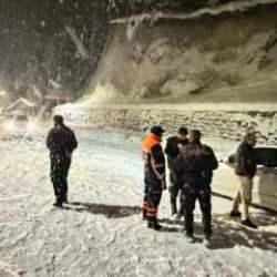 Ara&ccedil;lar kara saplandı: Mahsur kalanlar kurtarıldı