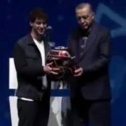 Cem Bölükbaşı, kaskını Cumhurbaşkanı Erdoğan'a hediye etti