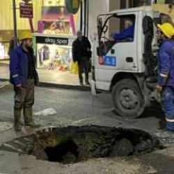 İBB'den yeni handikap! Nişantaşı'nda su borusu patladı, yol &ccedil;&ouml;kt&uuml;