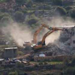 İsrail ordusu baskın yaptığı Gazze'deki Şifa Hastanesi bahçesini buldozerlerle kazıyor