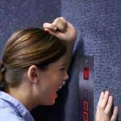 D&uuml;şen asans&ouml;rden sağ kurtulmak i&ccedil;in ne yapılmalı? İşte şaşırtan ger&ccedil;ekler...