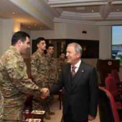 Bakan Akar gazilerle bir araya geldi! Başkan Erdoğan'a büyük övgü