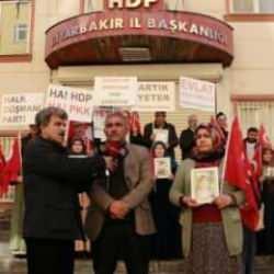 Evlat n&ouml;betine katılan ailelerden dağdaki &ccedil;ocuklarına &ccedil;ağrı