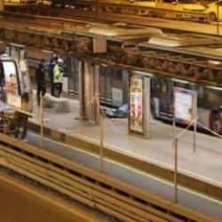 K&uuml;&ccedil;&uuml;k&ccedil;ekmece'de yola d&uuml;şen kişi, metrob&uuml;s&uuml;n altında kalarak &ouml;ld&uuml;