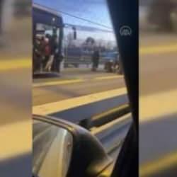 K&uuml;&ccedil;&uuml;k&ccedil;ekmece'de metrob&uuml;s kazası! Yaralılar var