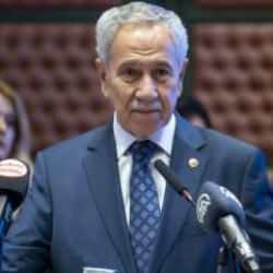 B&uuml;lent Arın&ccedil;'a &ccedil;ok sert cevap: Y&uuml;zs&uuml;zl&uuml;kte seviye atlamış...