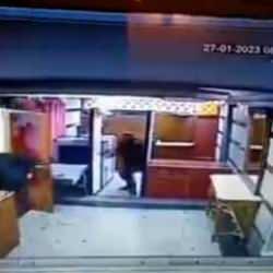 İran'daki Azerbaycan B&uuml;y&uuml;kel&ccedil;iliği'ne saldırı anı kamerada!