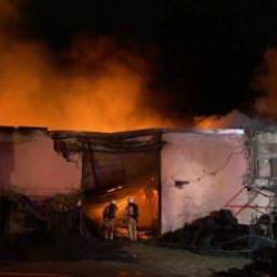 &Ccedil;atalca'da plastik boru fabrikasında yangın; alevler diğer fabrikaya sı&ccedil;radı