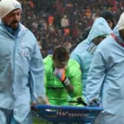 Galatasaray'da Muslera şoku! Sahayı sedyeyle terk etti