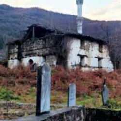 İnsanlık dışı hareket! 600 yıllık cami ve mezarlar definecilerin saldırısına uğradı!