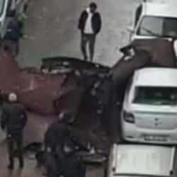 Sultangazi'de u&ccedil;an &ccedil;atı, 3 otomobilin &uuml;zerine d&uuml;şt&uuml;