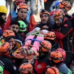 102 saat sonra gelen mucize... Aynı aileden 6 kişi sağ çıkartıldı